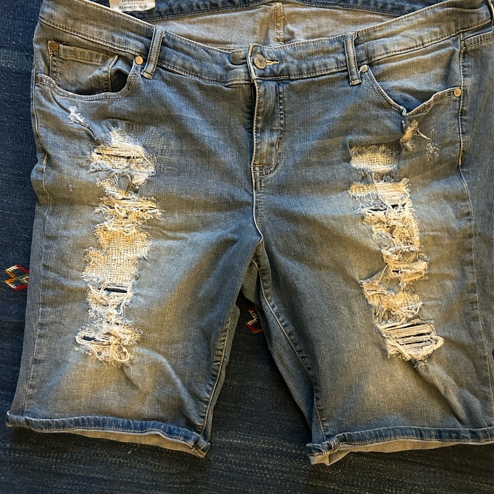 Torrid Boyfriend Shorts Size 20 Blue Denim Pockets Ripped Distressed Stretch